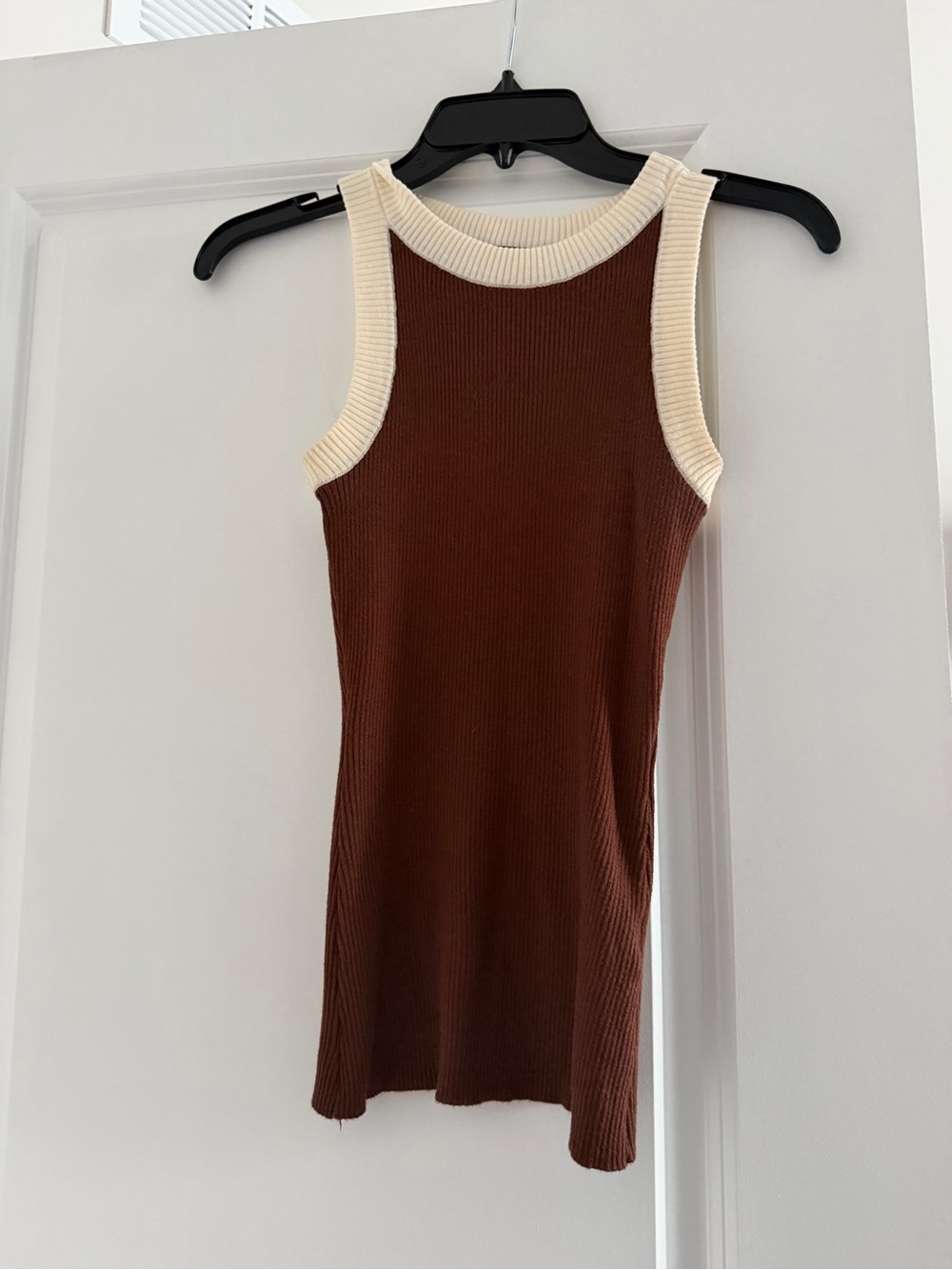 Contrast-Trim Ribbed Tank Top in Brown & Cream